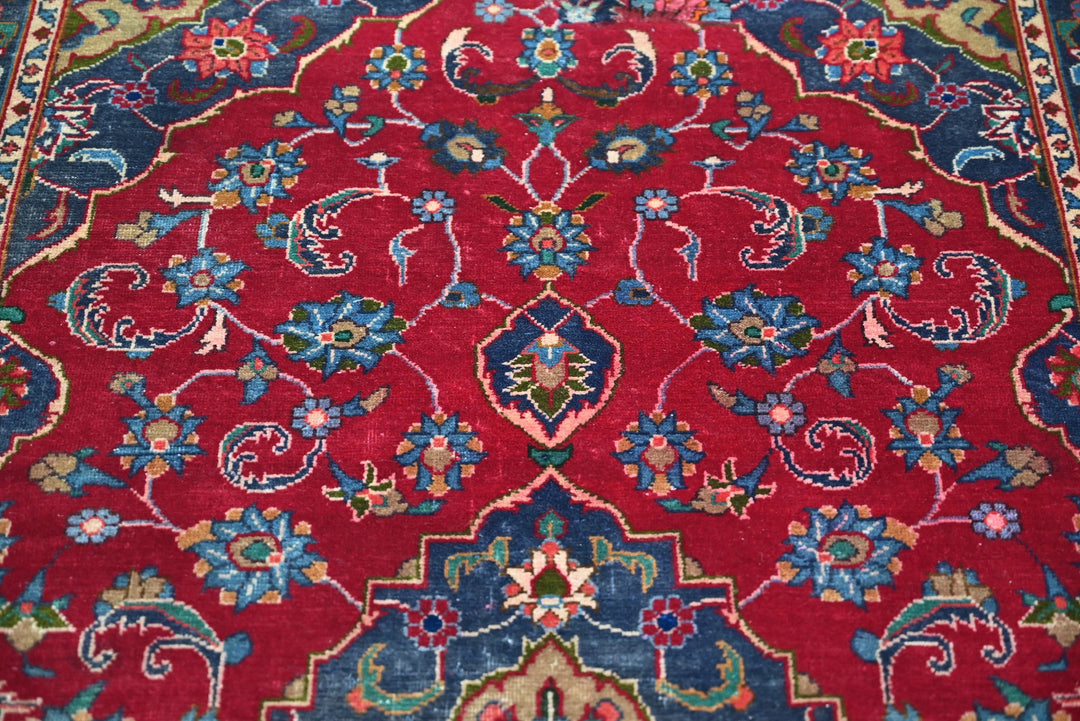 red Accent rug 3' 5" x 6' 4"