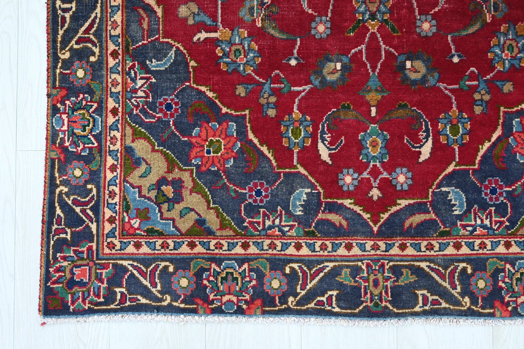 red Accent rug 3' 5" x 6' 4"
