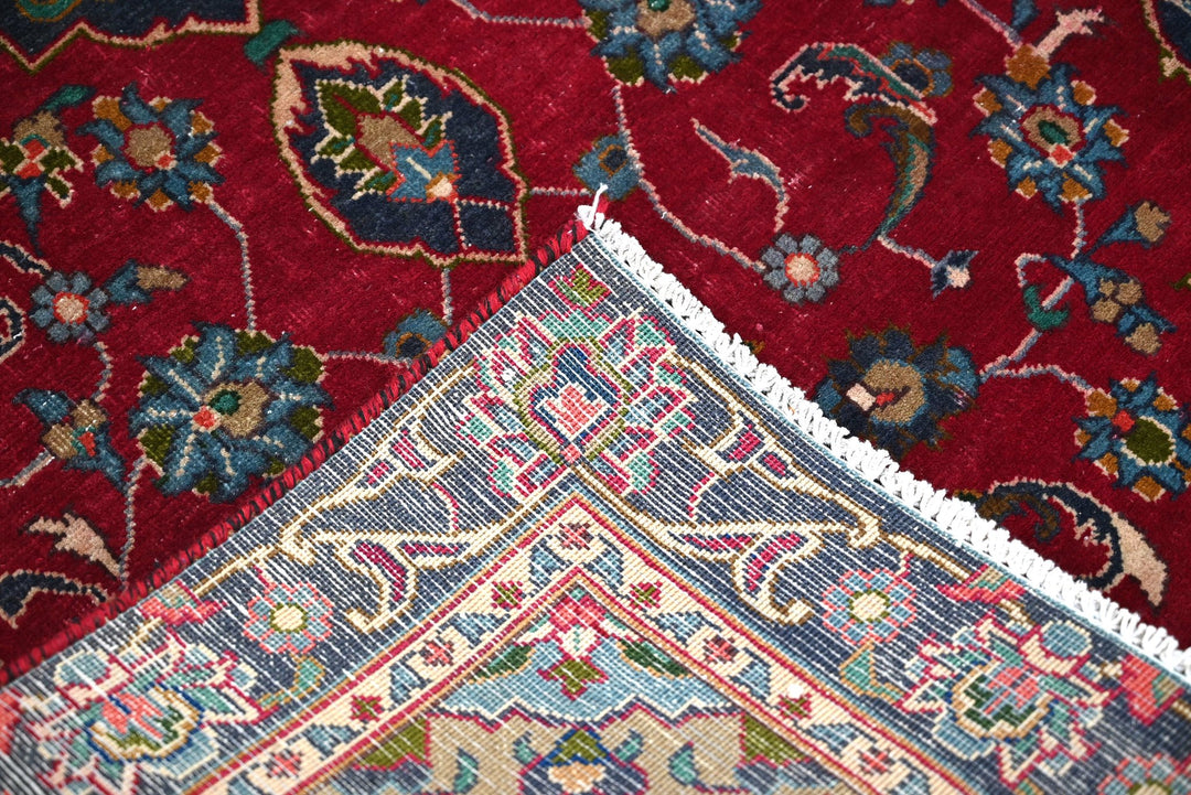red Accent rug 3' 5" x 6' 4"