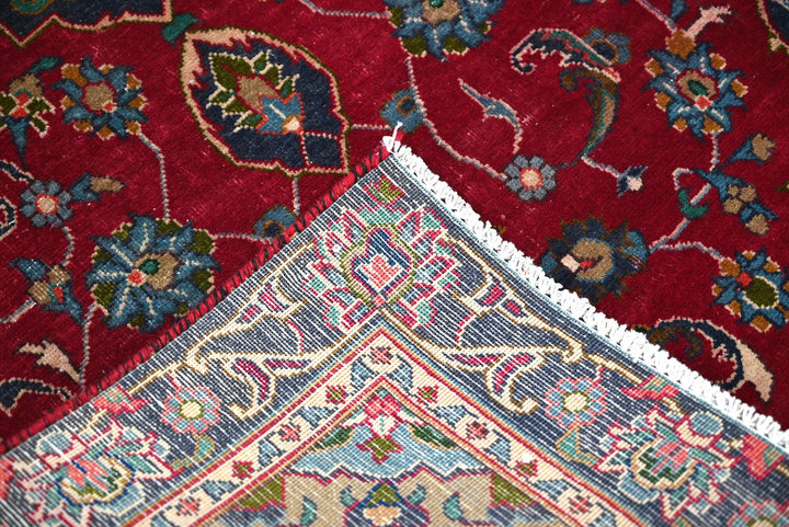red Accent rug 3' 5" x 6' 4"