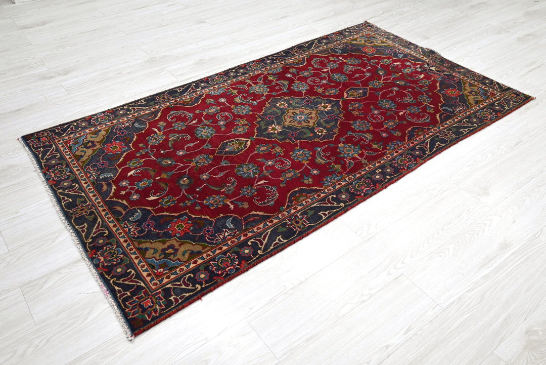 red Accent rug 3' 5" x 6' 4"