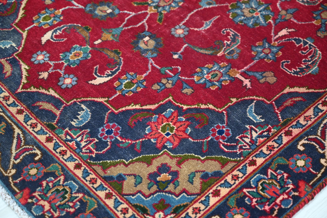 red Accent rug 3' 5" x 6' 4"