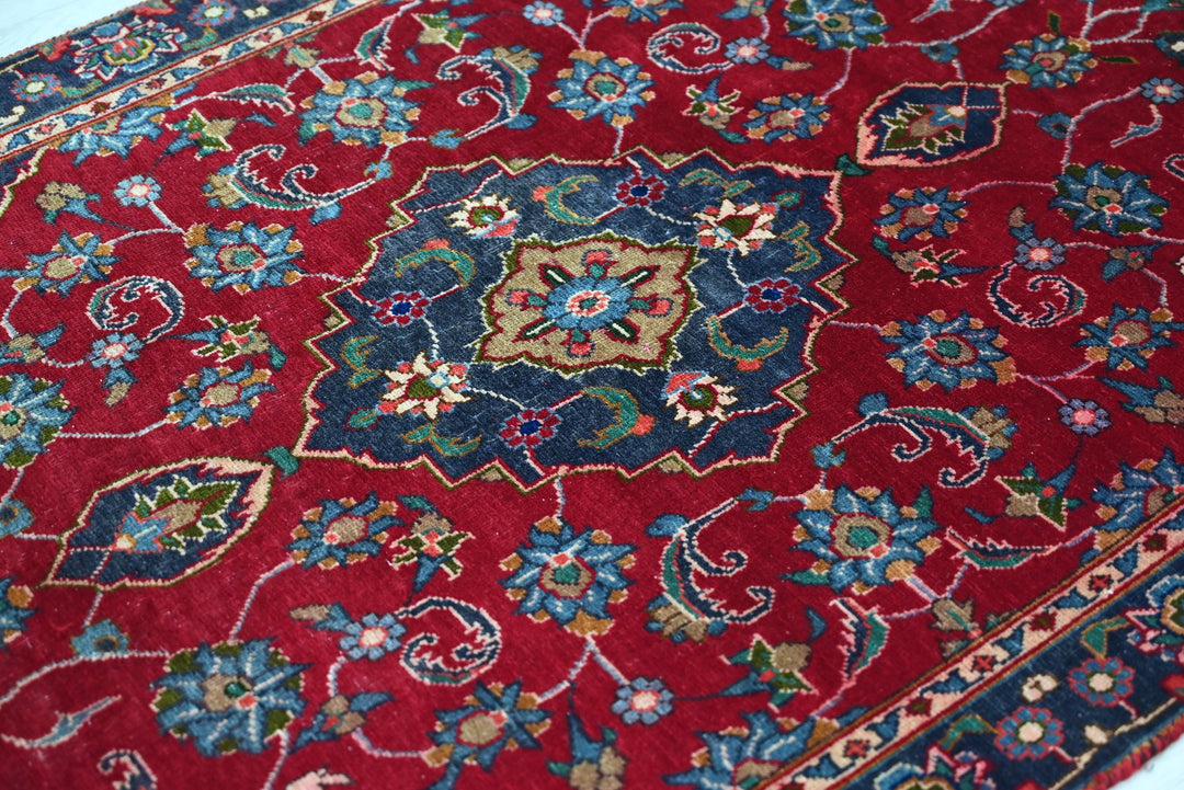 red Accent rug 3' 5" x 6' 4"