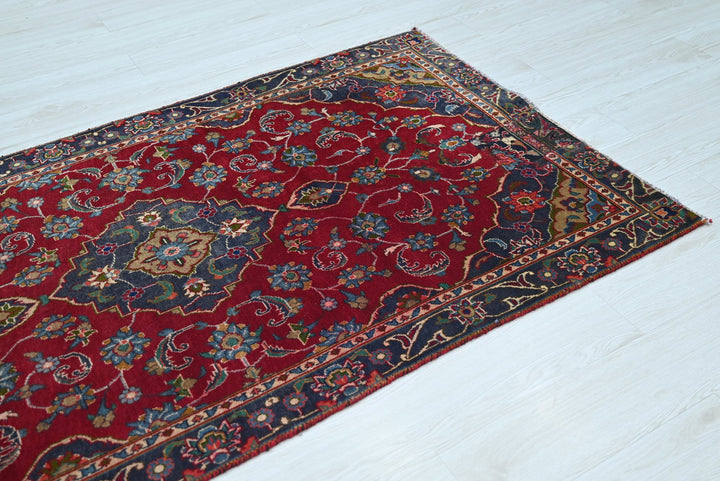 red Accent rug 3' 5" x 6' 4"