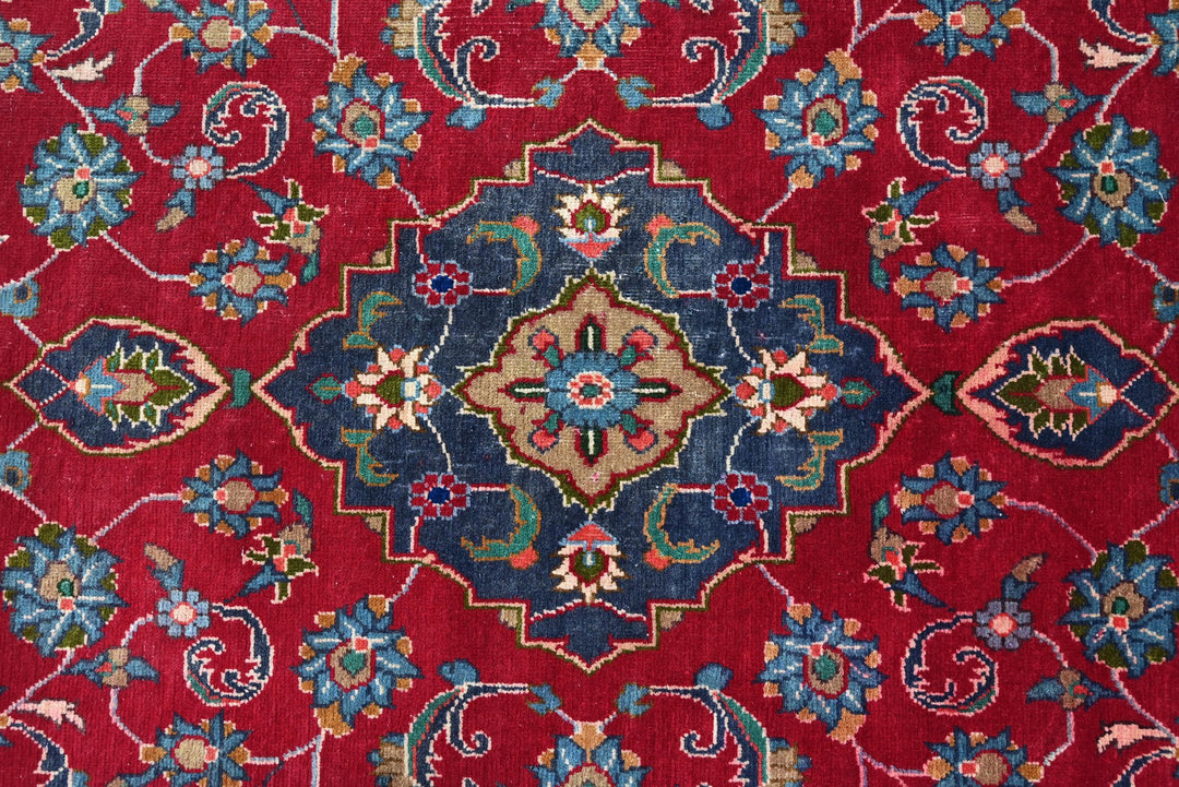 red Accent rug 3' 5" x 6' 4"