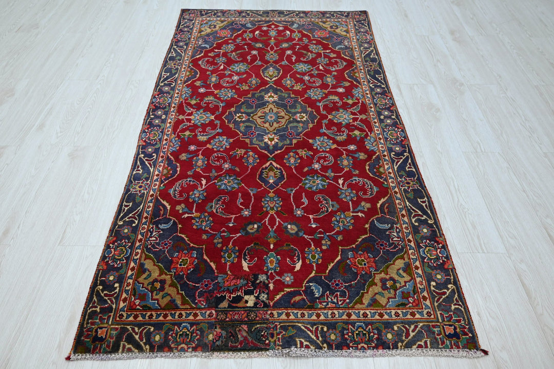 red Accent rug 3' 5" x 6' 4"