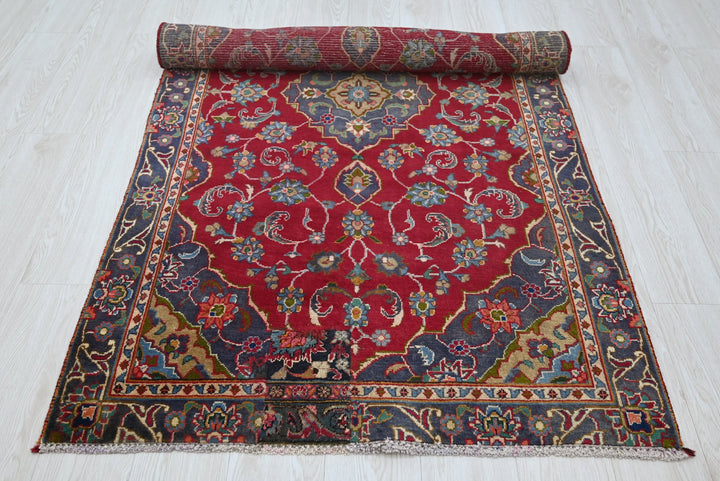 red Accent rug 3' 5" x 6' 4"