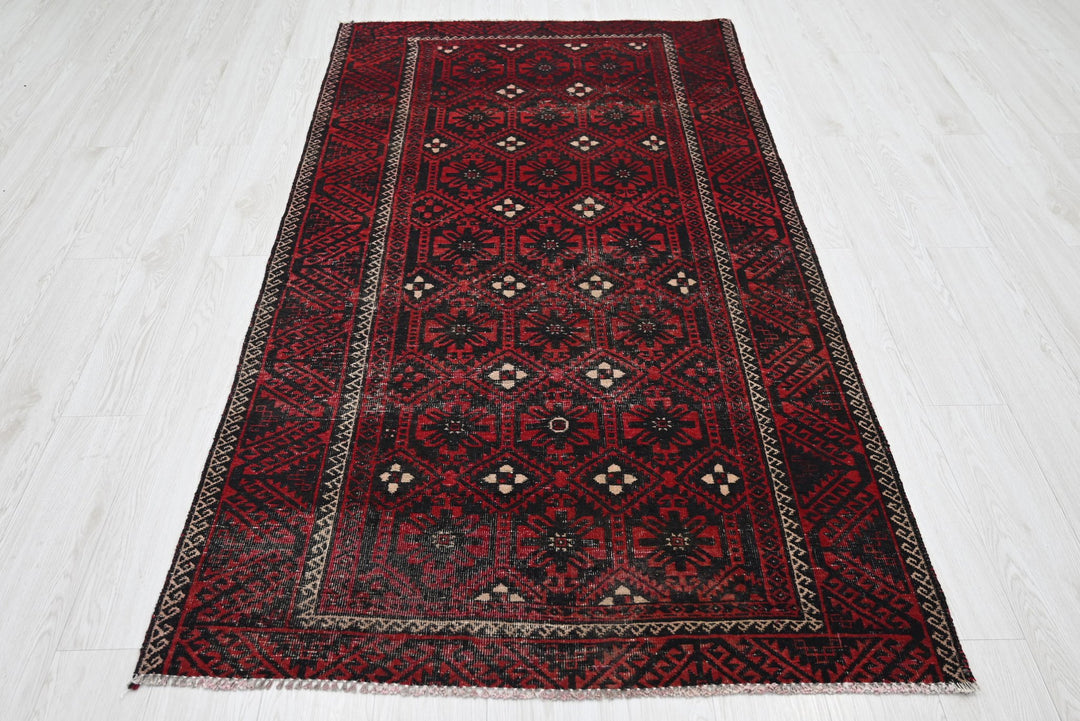 red Medium rug 3' 9" x 6' 11"
