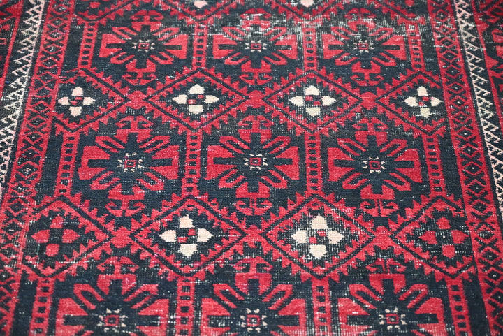 red Medium rug 3' 9" x 6' 11"