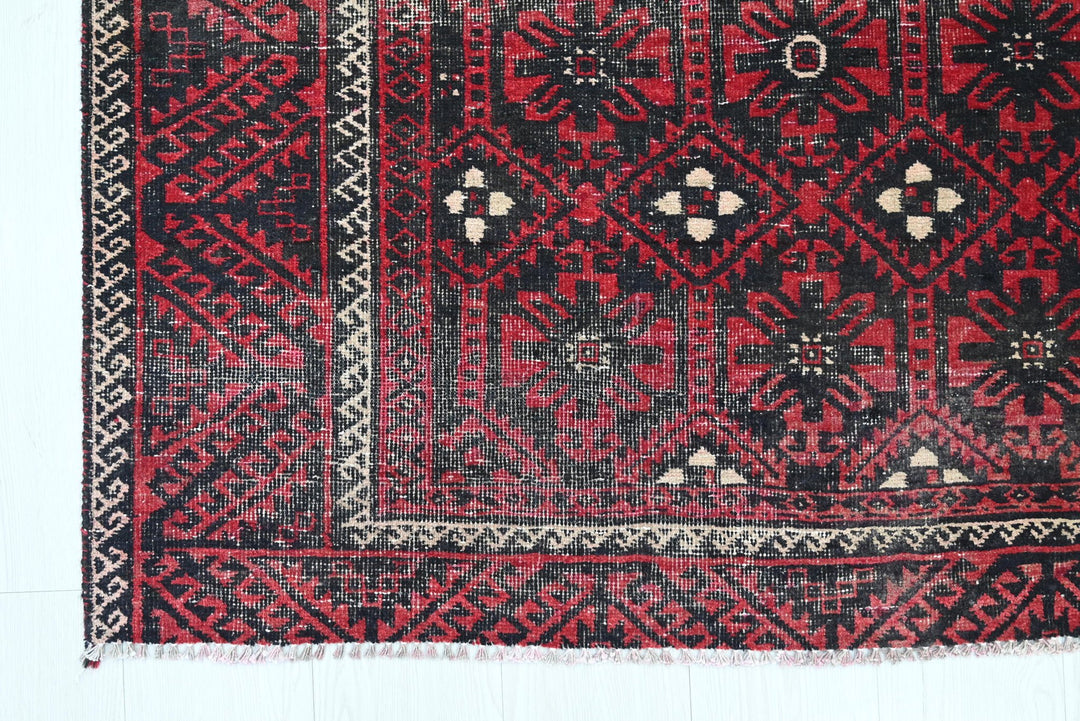 red Medium rug 3' 9" x 6' 11"