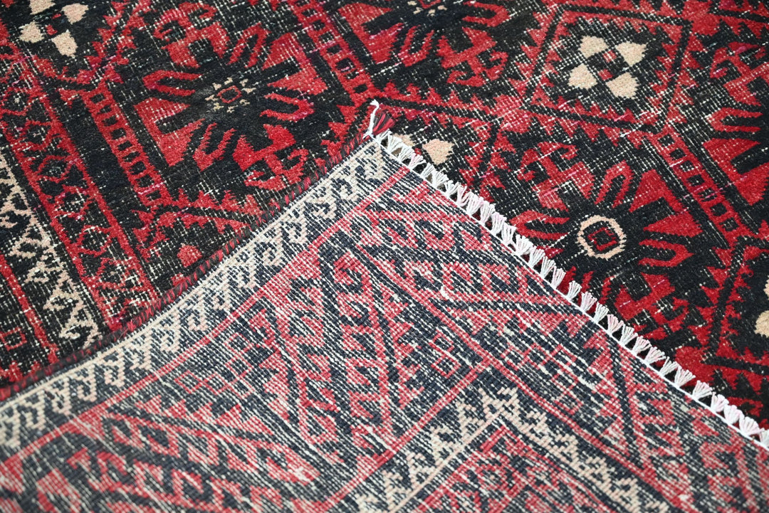 red Medium rug 3' 9" x 6' 11"