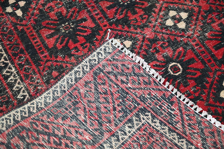 red Medium rug 3' 9" x 6' 11"