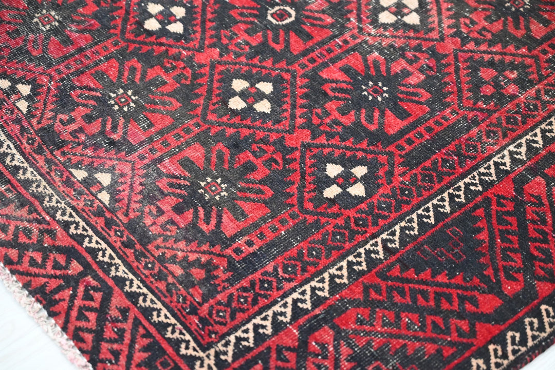 red Medium rug 3' 9" x 6' 11"