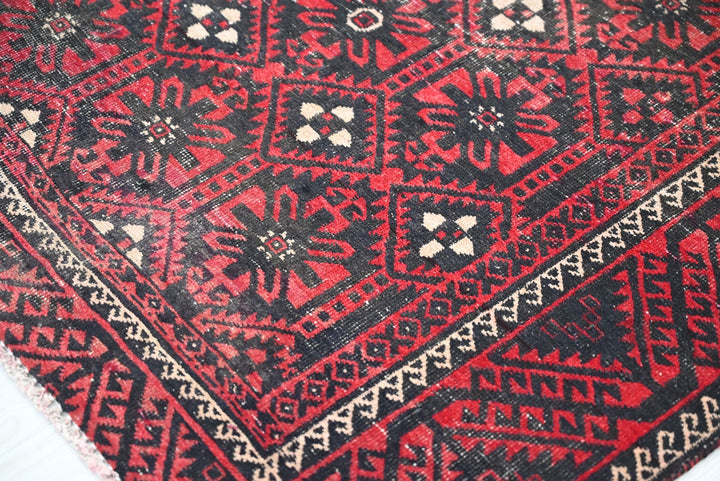 red Medium rug 3' 9" x 6' 11"