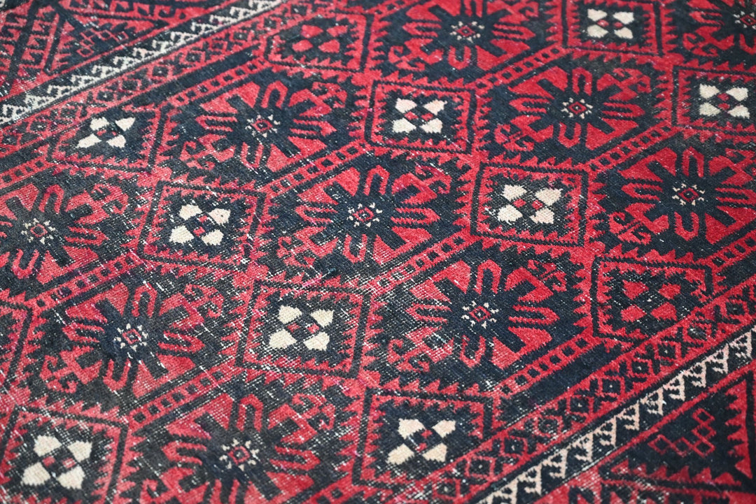 red Medium rug 3' 9" x 6' 11"