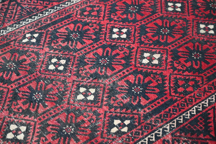 red Medium rug 3' 9" x 6' 11"