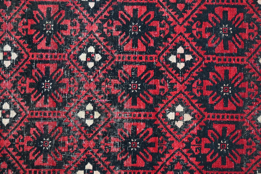 red Medium rug 3' 9" x 6' 11"