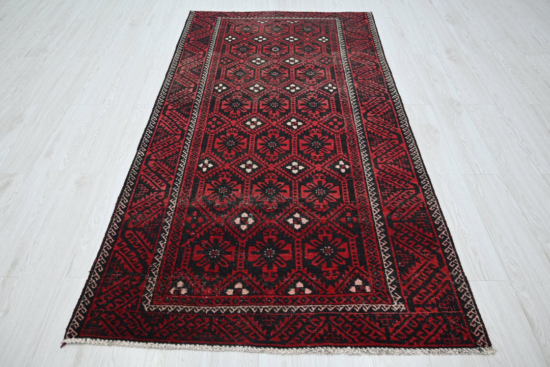 red Medium rug 3' 9" x 6' 11"