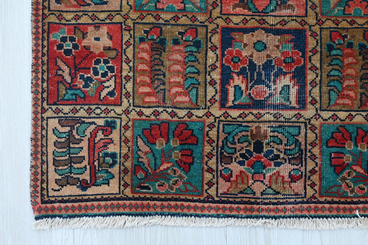 brown Accent rug 3' 1" x 5' 9"