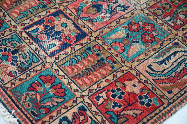 brown Accent rug 3' 1" x 5' 9"