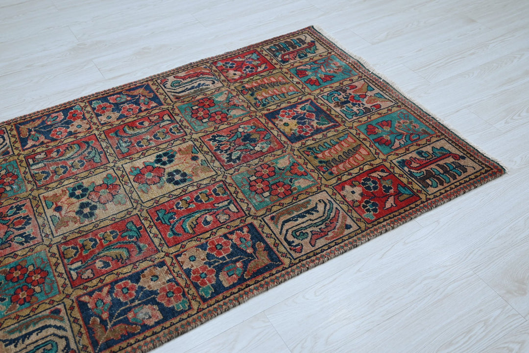 brown Accent rug 3' 1" x 5' 9"