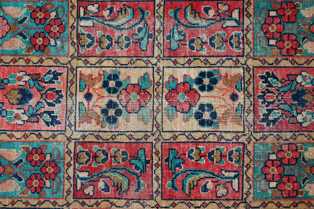 brown Accent rug 3' 1" x 5' 9"