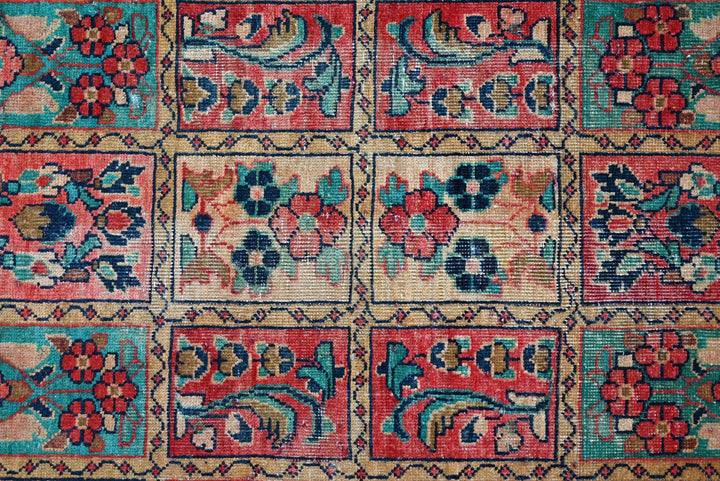 brown Accent rug 3' 1" x 5' 9"