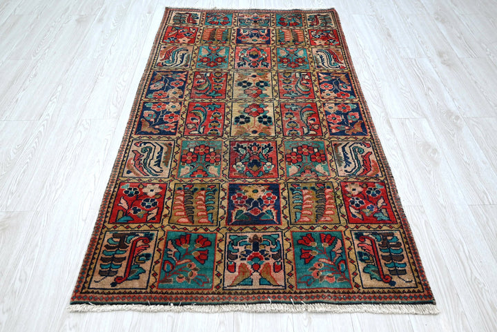 brown Accent rug 3' 1" x 5' 9"