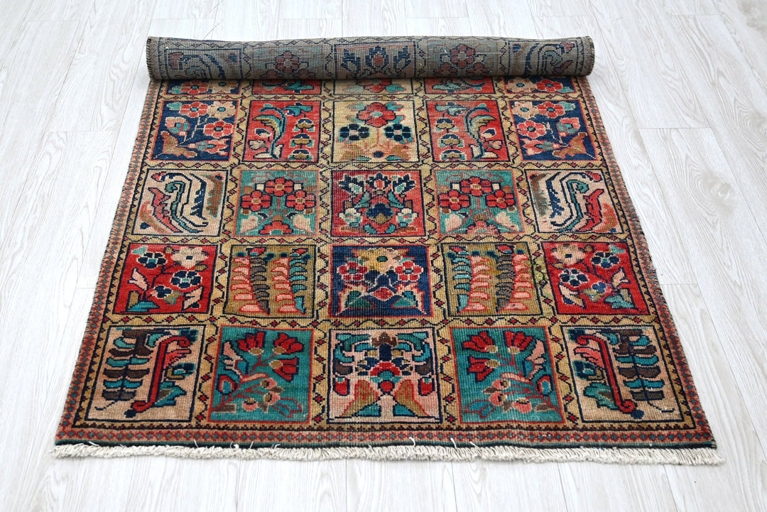 brown Accent rug 3' 1" x 5' 9"