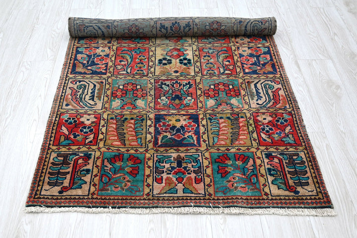 brown Accent rug 3' 1" x 5' 9"