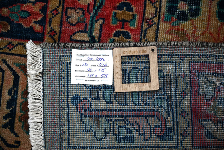 brown Accent rug 3' 1" x 5' 9"