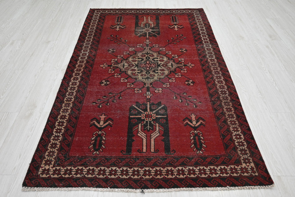 red Medium rug 4' 3" x 7' 0"