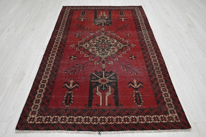 red Medium rug 4' 3" x 7' 0"