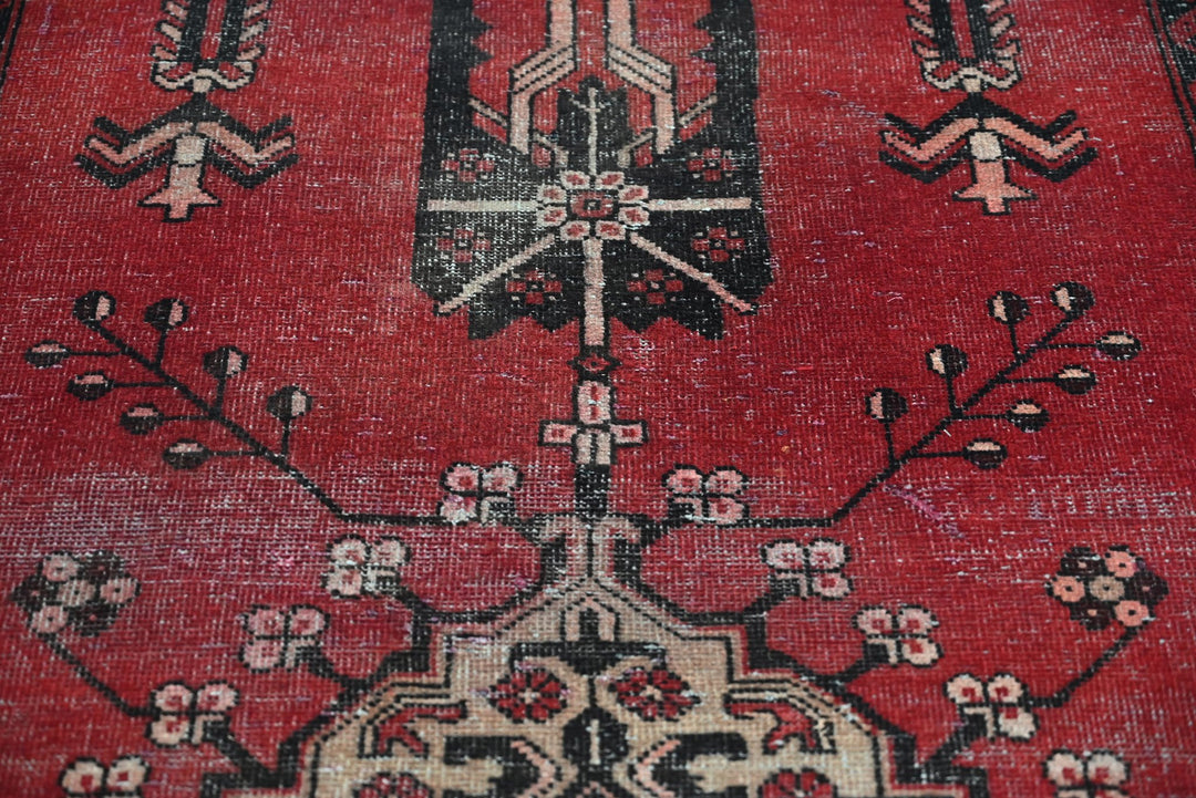 red Medium rug 4' 3" x 7' 0"