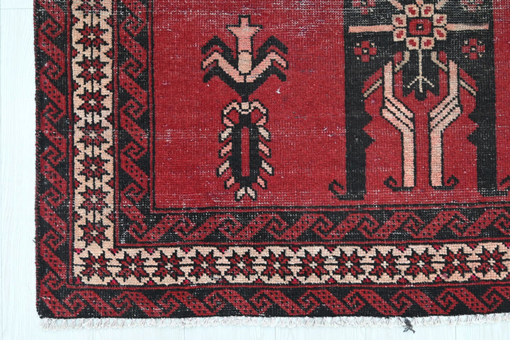 red Medium rug 4' 3" x 7' 0"