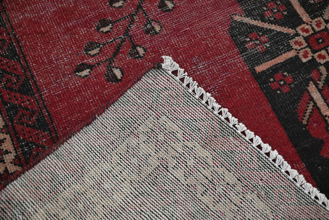 red Medium rug 4' 3" x 7' 0"