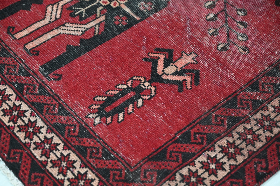 red Medium rug 4' 3" x 7' 0"