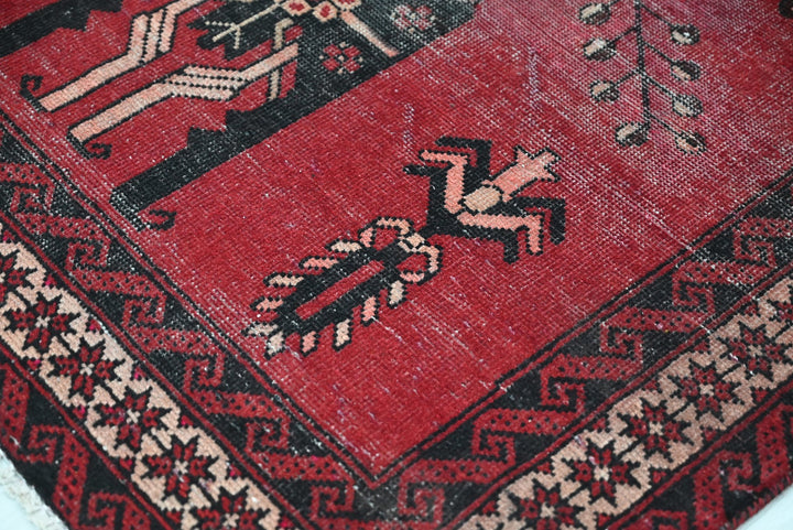 red Medium rug 4' 3" x 7' 0"
