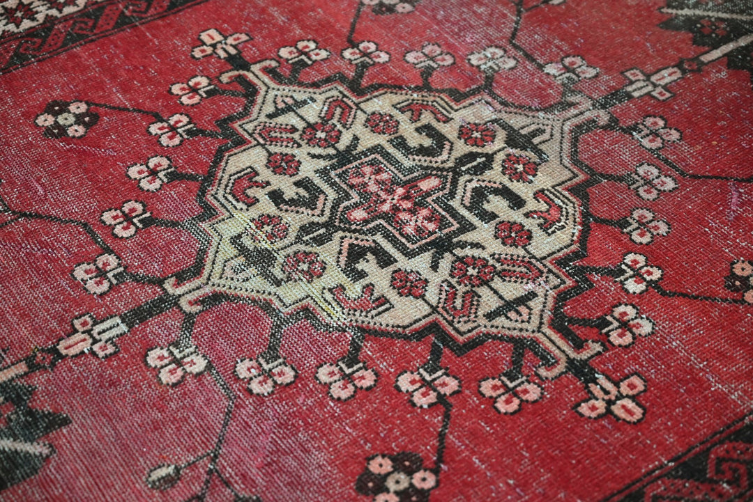 red Medium rug 4' 3" x 7' 0"
