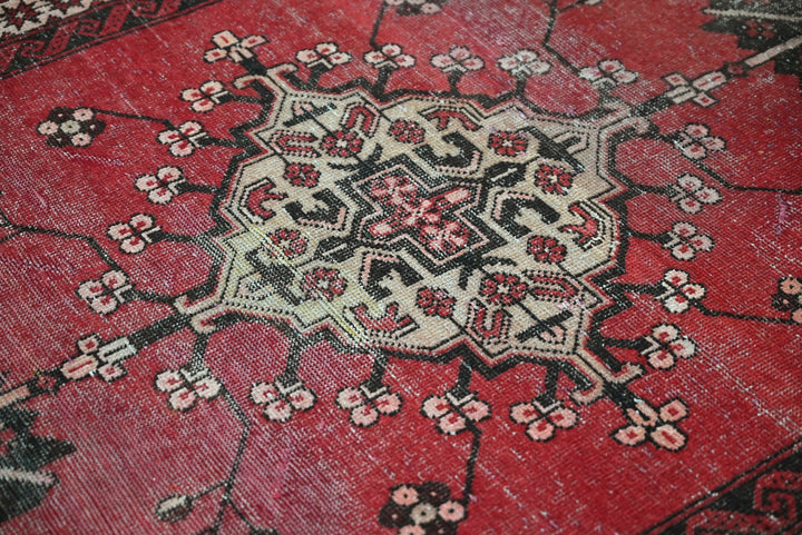 red Medium rug 4' 3" x 7' 0"