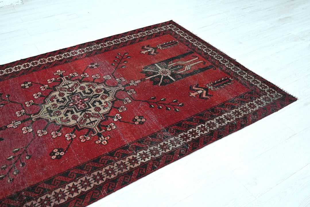 red Medium rug 4' 3" x 7' 0"