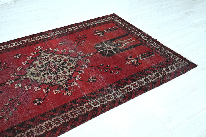 red Medium rug 4' 3" x 7' 0"