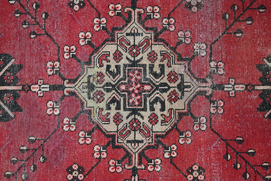 red Medium rug 4' 3" x 7' 0"