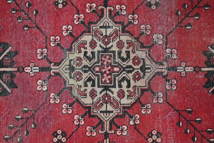 red Medium rug 4' 3" x 7' 0"