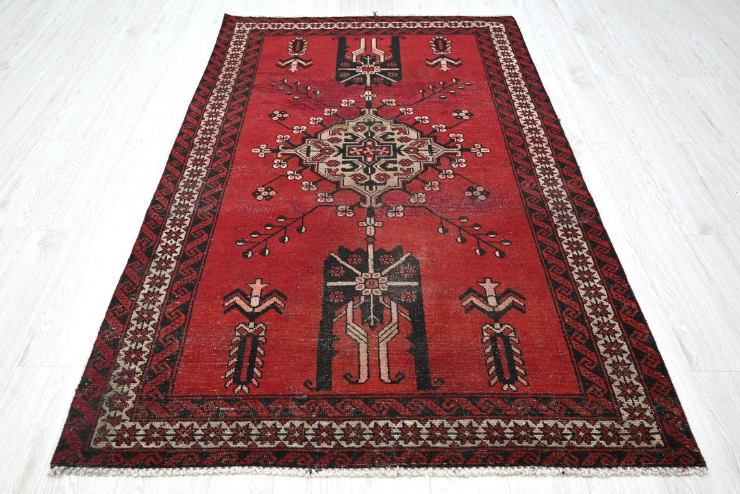 red Medium rug 4' 3" x 7' 0"