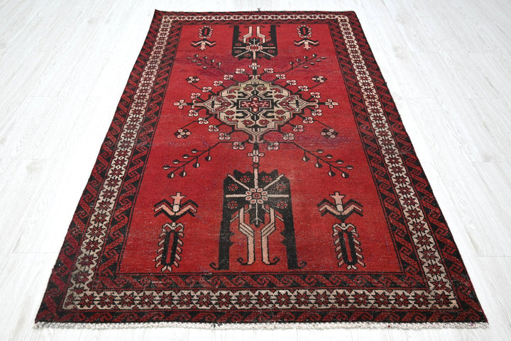 red Medium rug 4' 3" x 7' 0"