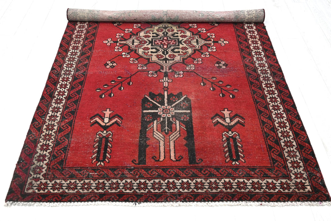 red Medium rug 4' 3" x 7' 0"