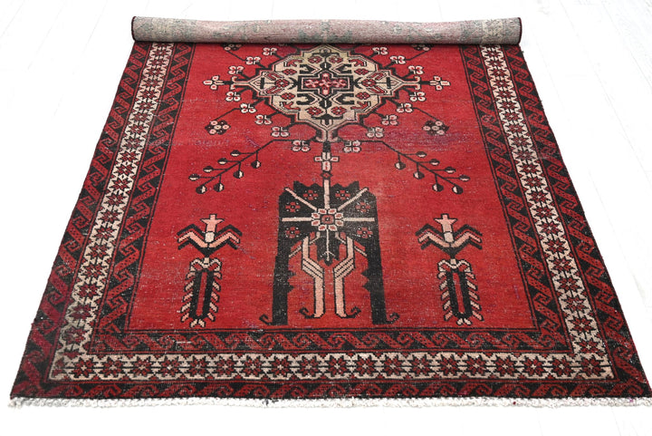 red Medium rug 4' 3" x 7' 0"