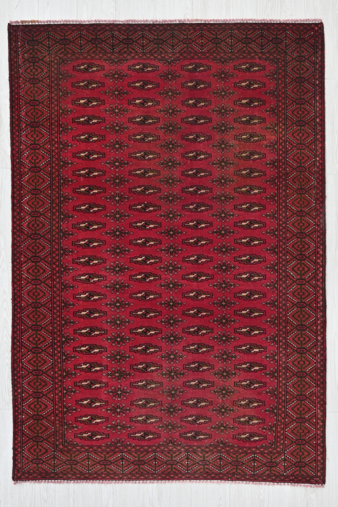 red Accent rug 4' 1" x 5' 9"