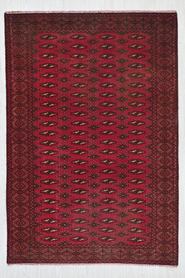 red Accent rug 4' 1" x 5' 9"